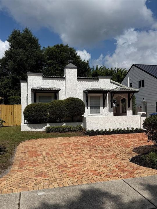For Sale: $669,000 (2 beds, 1 baths, 1107 Square Feet)