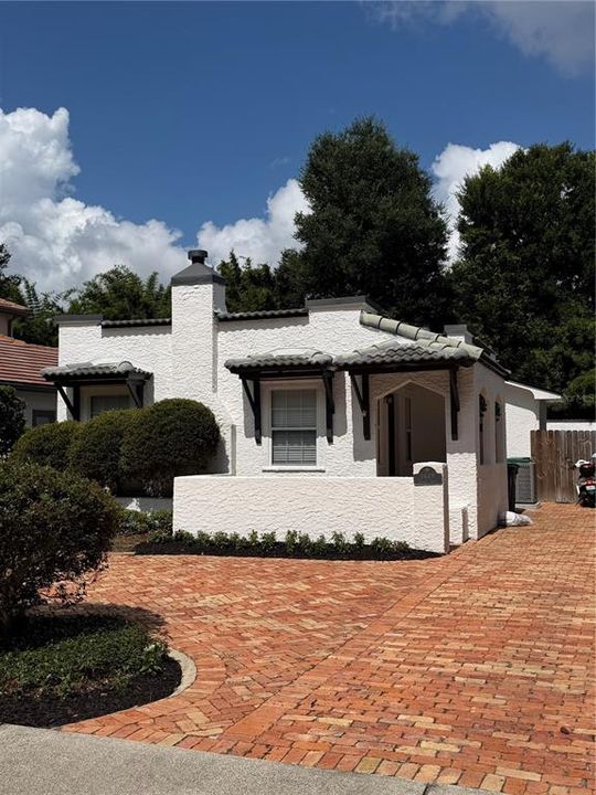 For Sale: $669,000 (2 beds, 1 baths, 1107 Square Feet)