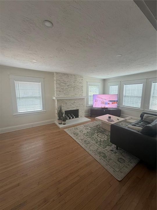For Sale: $669,000 (2 beds, 1 baths, 1107 Square Feet)