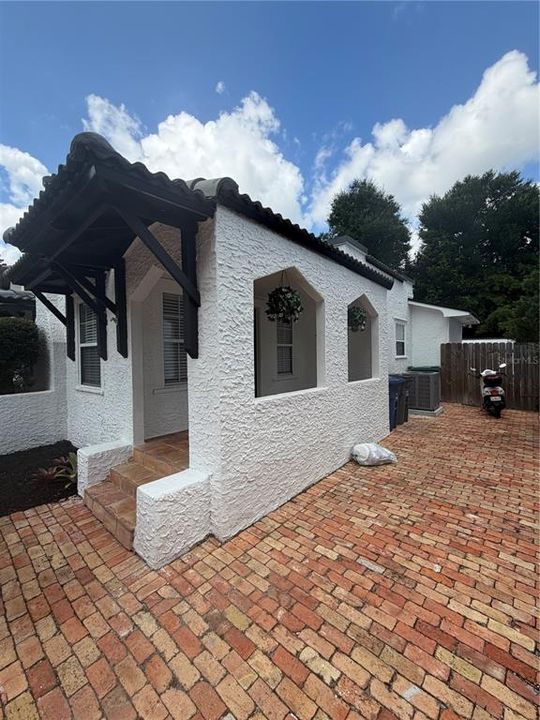 For Sale: $669,000 (2 beds, 1 baths, 1107 Square Feet)