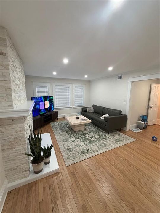 For Sale: $669,000 (2 beds, 1 baths, 1107 Square Feet)
