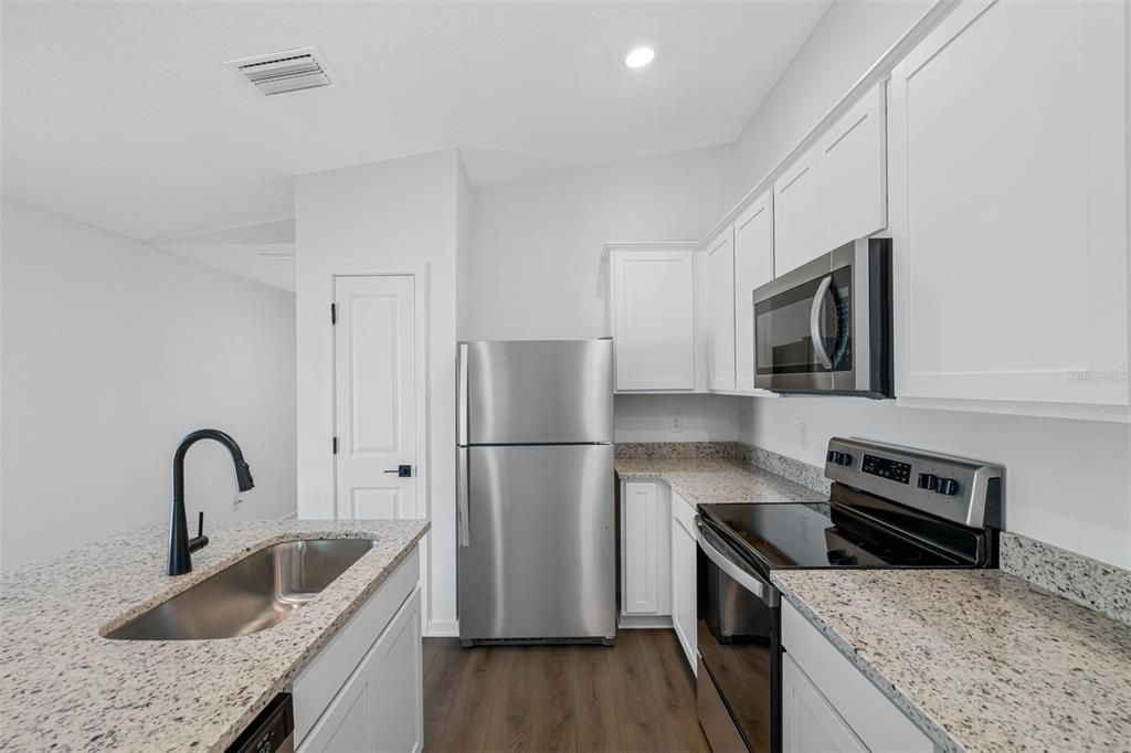 For Sale: $320,900 (3 beds, 2 baths, 1498 Square Feet)
