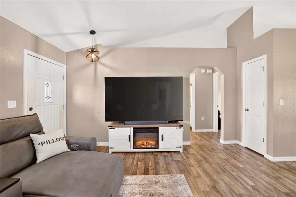 For Sale: $289,900 (3 beds, 2 baths, 1442 Square Feet)