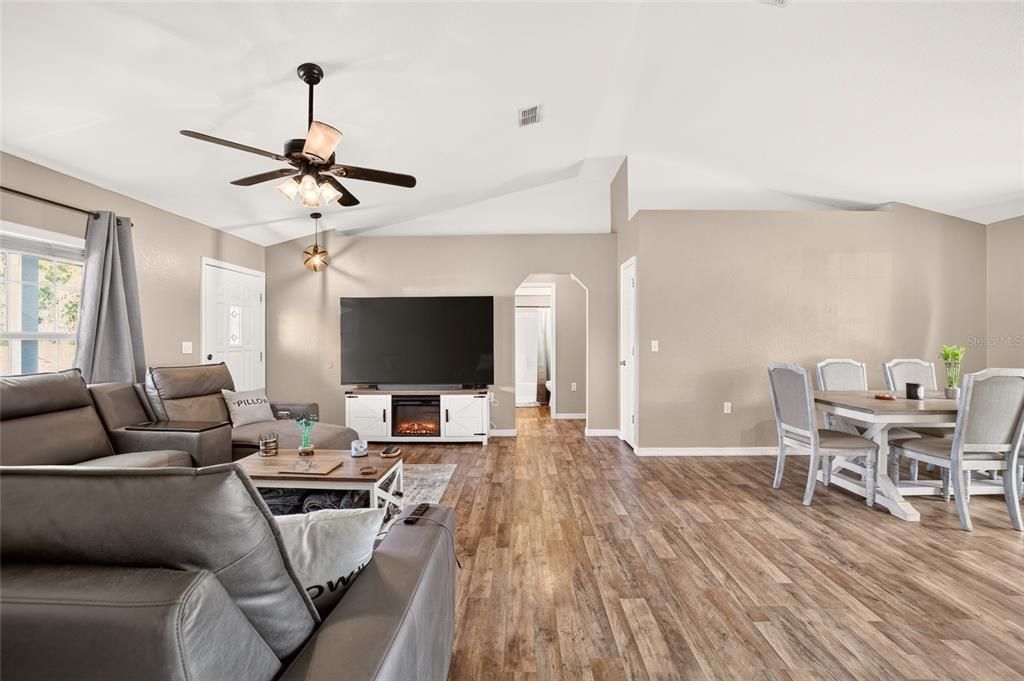 For Sale: $289,900 (3 beds, 2 baths, 1442 Square Feet)