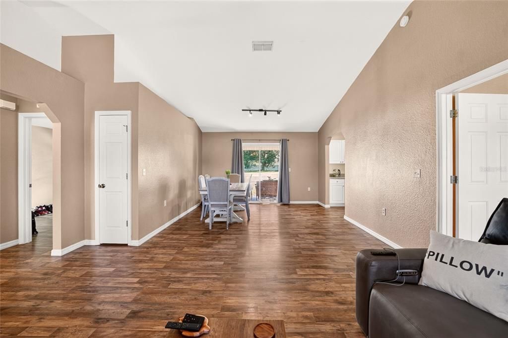 For Sale: $289,900 (3 beds, 2 baths, 1442 Square Feet)