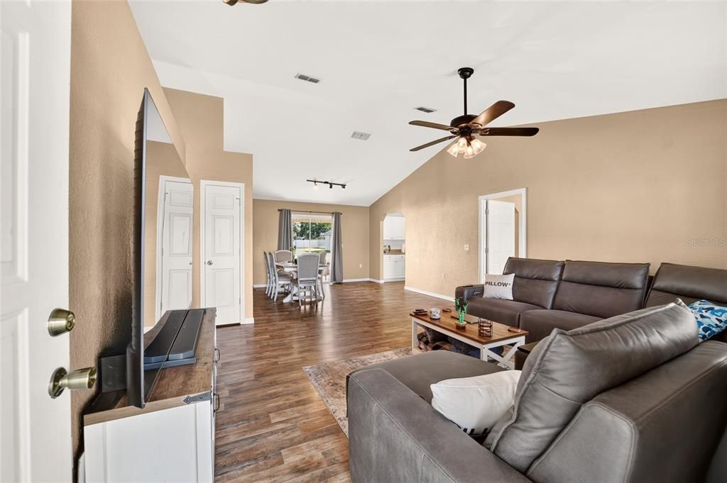 For Sale: $289,900 (3 beds, 2 baths, 1442 Square Feet)