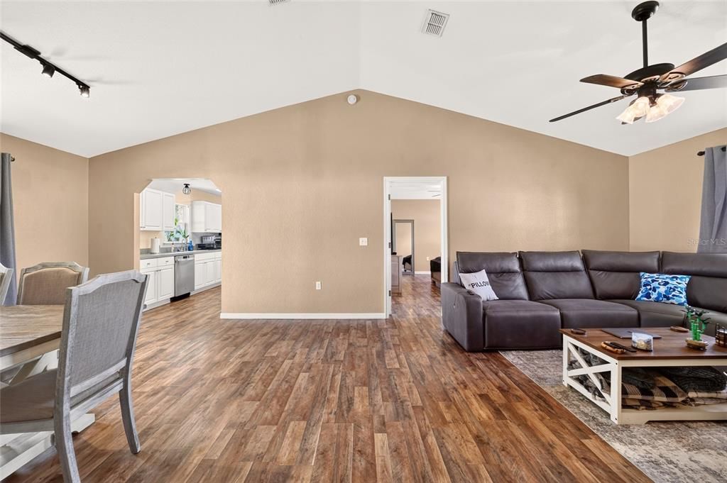 For Sale: $289,900 (3 beds, 2 baths, 1442 Square Feet)