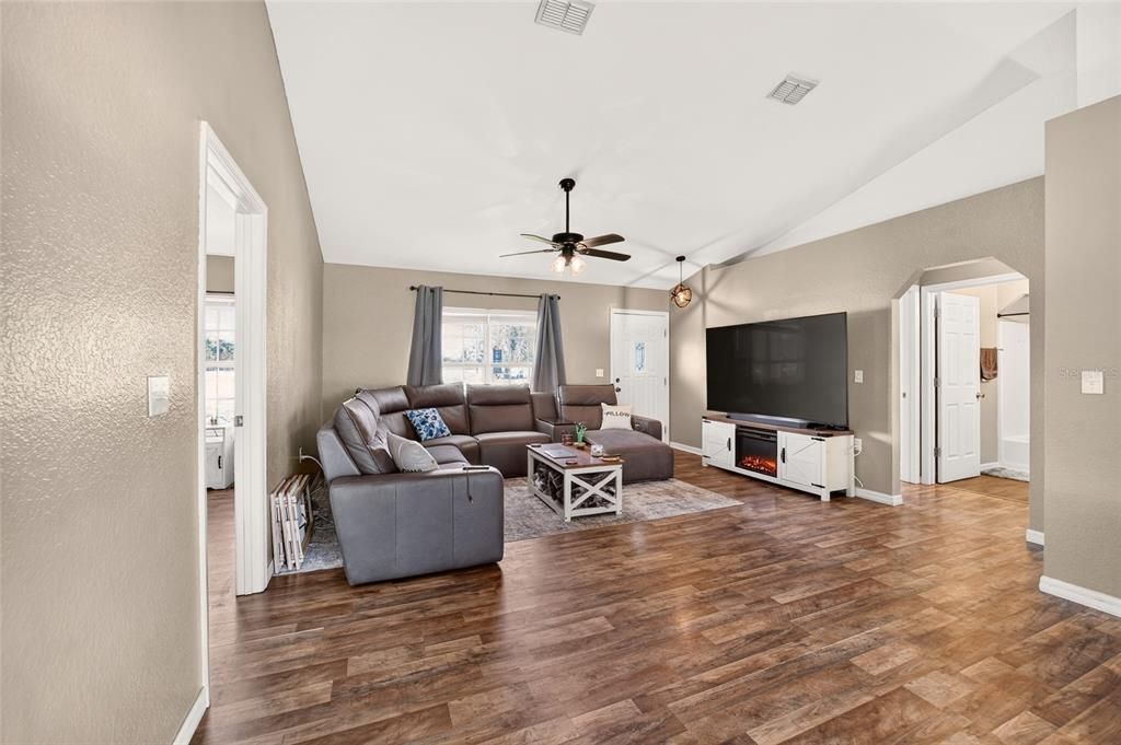 For Sale: $289,900 (3 beds, 2 baths, 1442 Square Feet)
