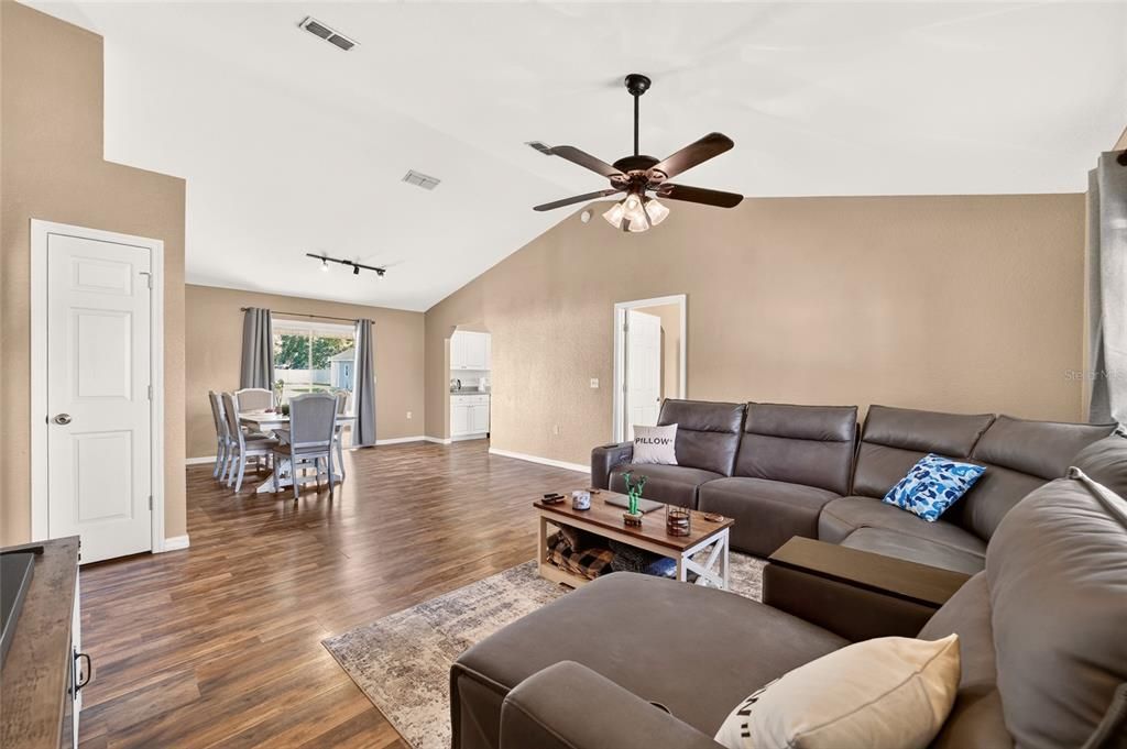 For Sale: $289,900 (3 beds, 2 baths, 1442 Square Feet)