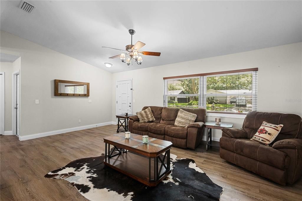 For Sale: $395,000 (3 beds, 2 baths, 1281 Square Feet)