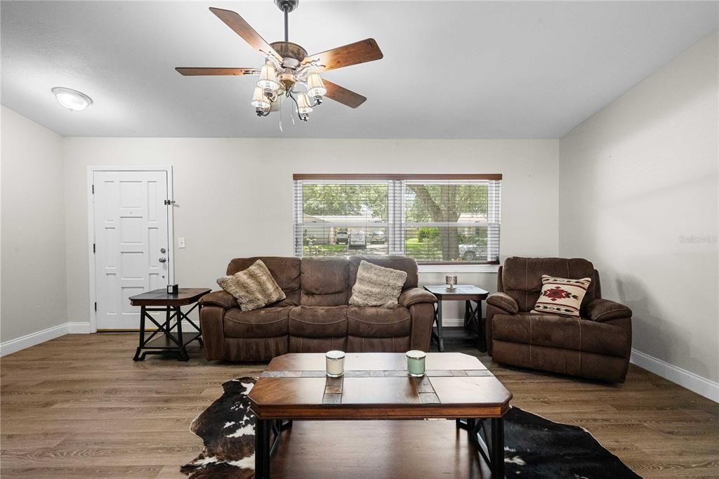 For Sale: $395,000 (3 beds, 2 baths, 1281 Square Feet)
