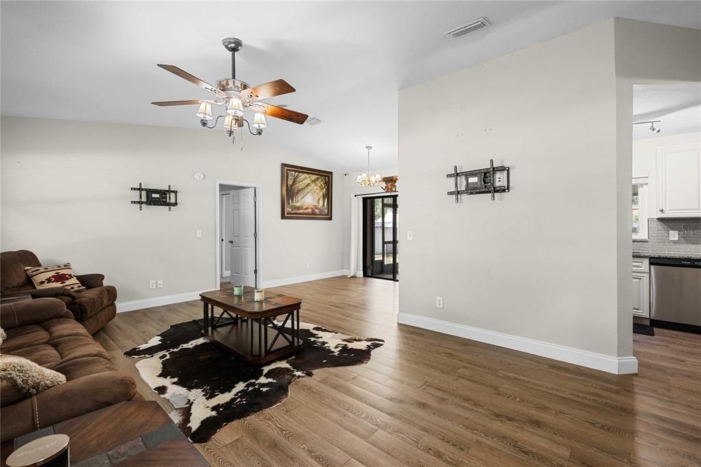 For Sale: $395,000 (3 beds, 2 baths, 1281 Square Feet)