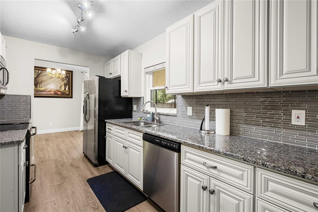For Sale: $395,000 (3 beds, 2 baths, 1281 Square Feet)