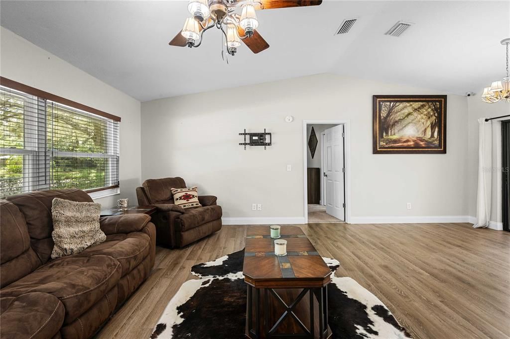 For Sale: $395,000 (3 beds, 2 baths, 1281 Square Feet)