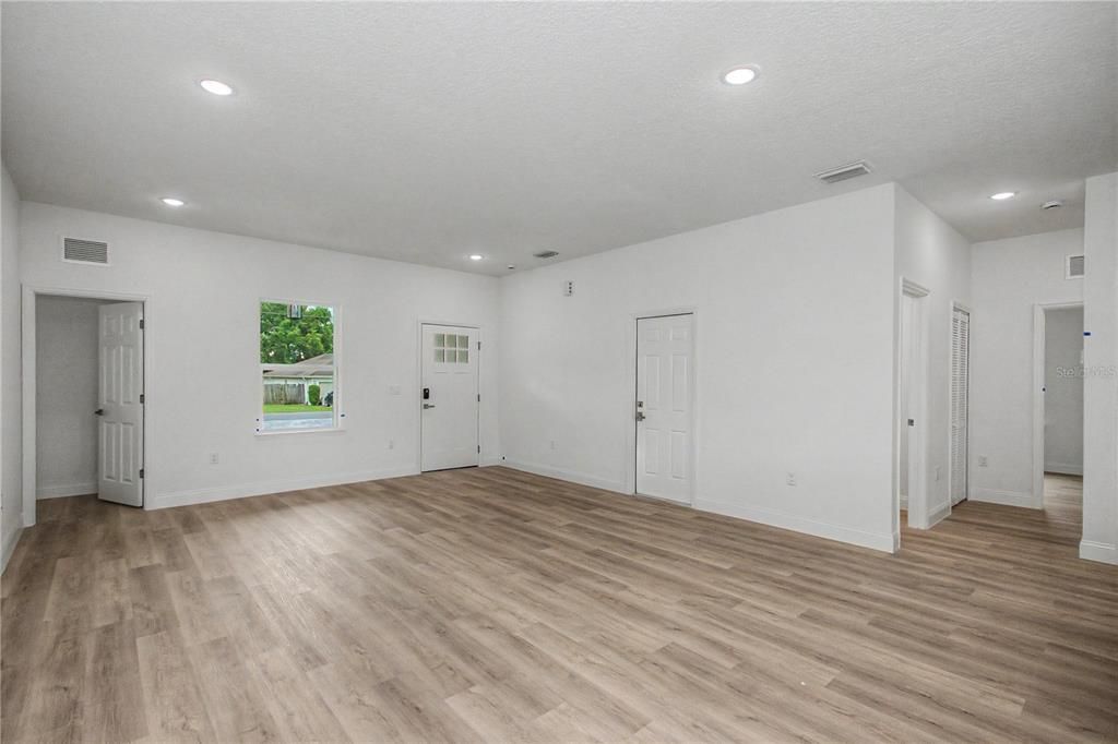 For Rent: $2,100 (4 beds, 2 baths, 1816 Square Feet)