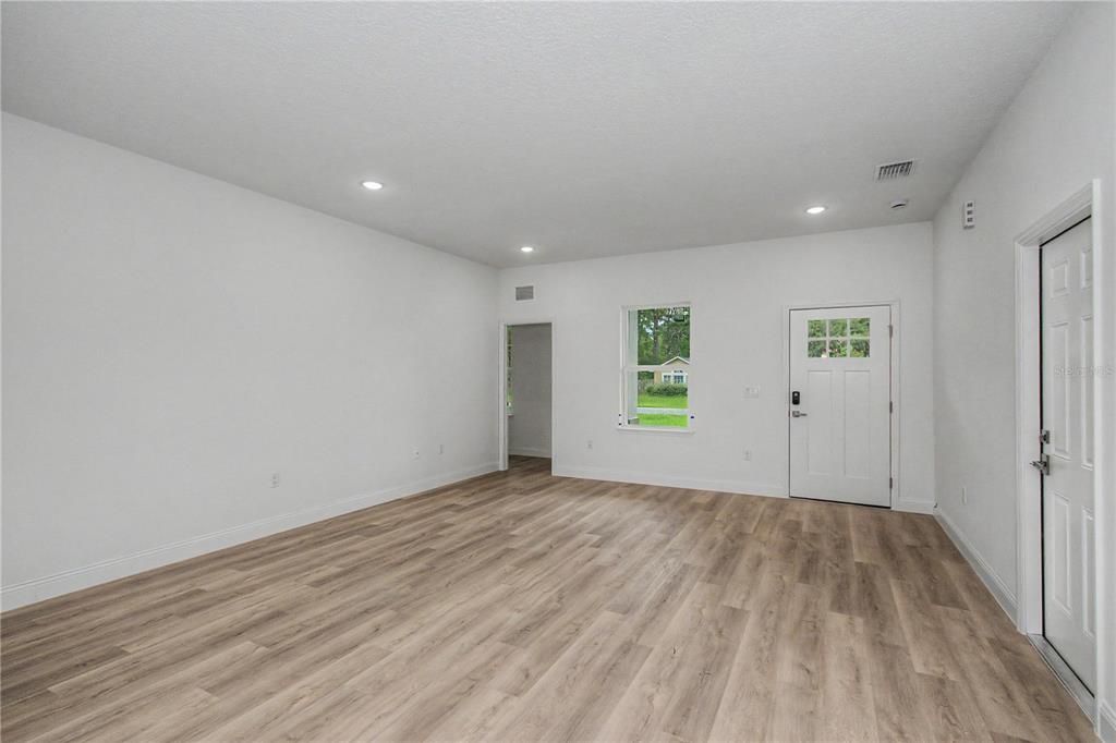 For Rent: $2,100 (4 beds, 2 baths, 1816 Square Feet)