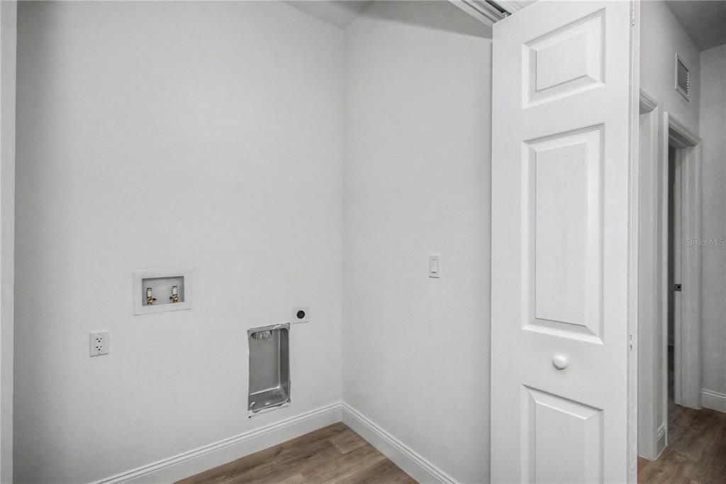For Rent: $2,100 (4 beds, 2 baths, 1816 Square Feet)