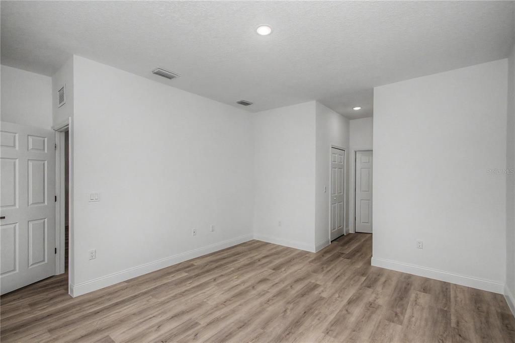 For Rent: $2,100 (4 beds, 2 baths, 1816 Square Feet)