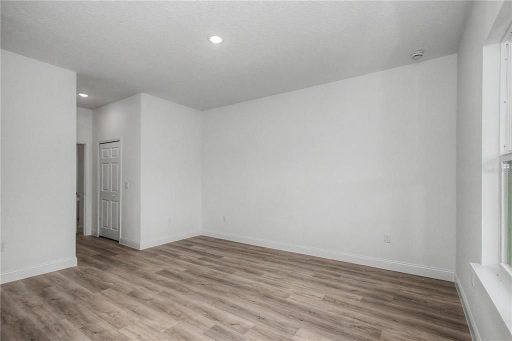 For Rent: $2,100 (4 beds, 2 baths, 1816 Square Feet)