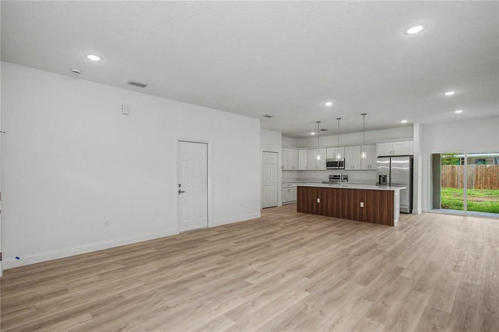 For Rent: $2,100 (4 beds, 2 baths, 1816 Square Feet)