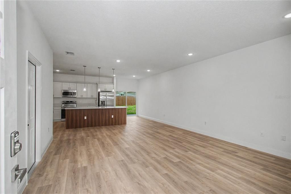 For Rent: $2,100 (4 beds, 2 baths, 1816 Square Feet)