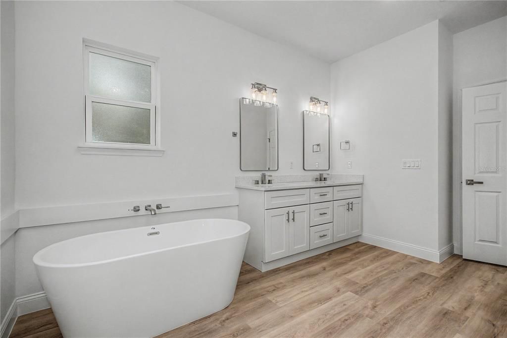 For Rent: $2,100 (4 beds, 2 baths, 1816 Square Feet)