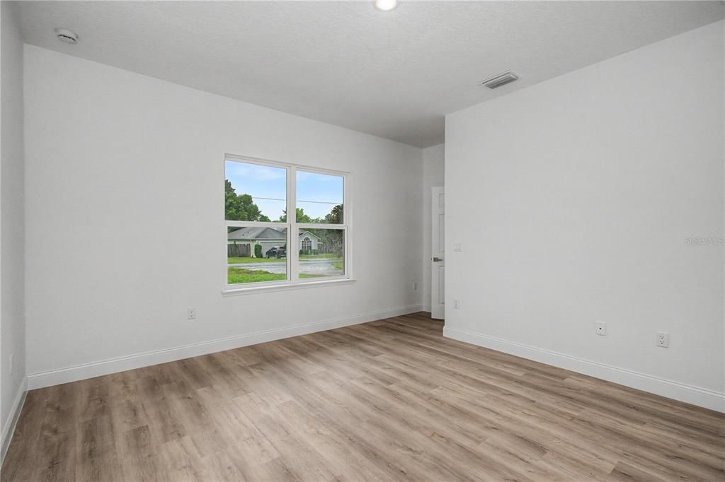 For Rent: $2,100 (4 beds, 2 baths, 1816 Square Feet)