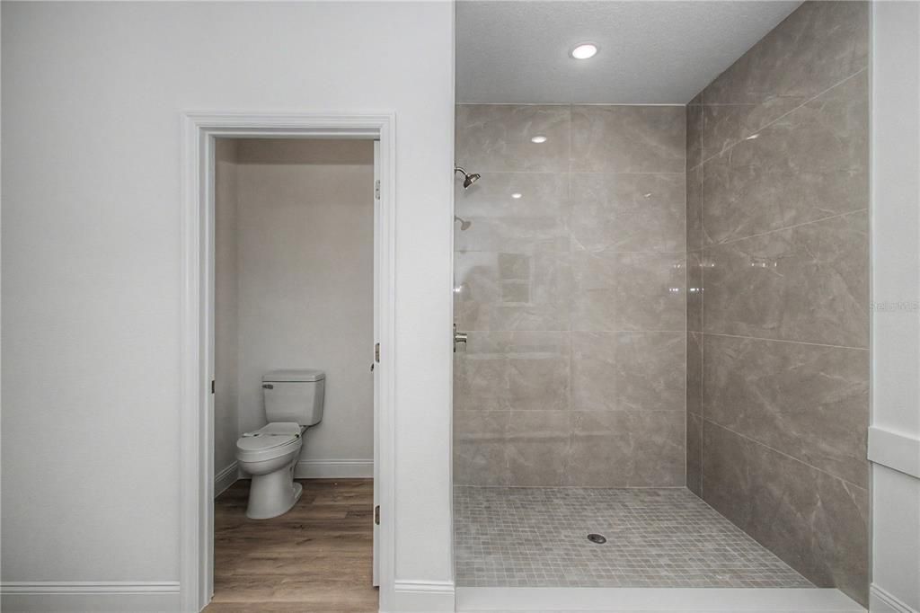 For Rent: $2,100 (4 beds, 2 baths, 1816 Square Feet)