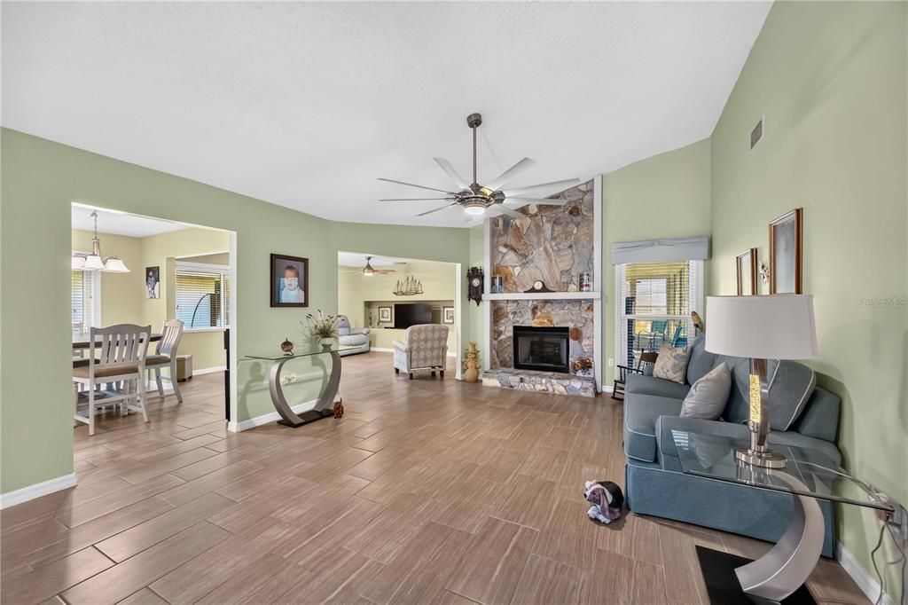 For Sale: $429,999 (2 beds, 2 baths, 1499 Square Feet)