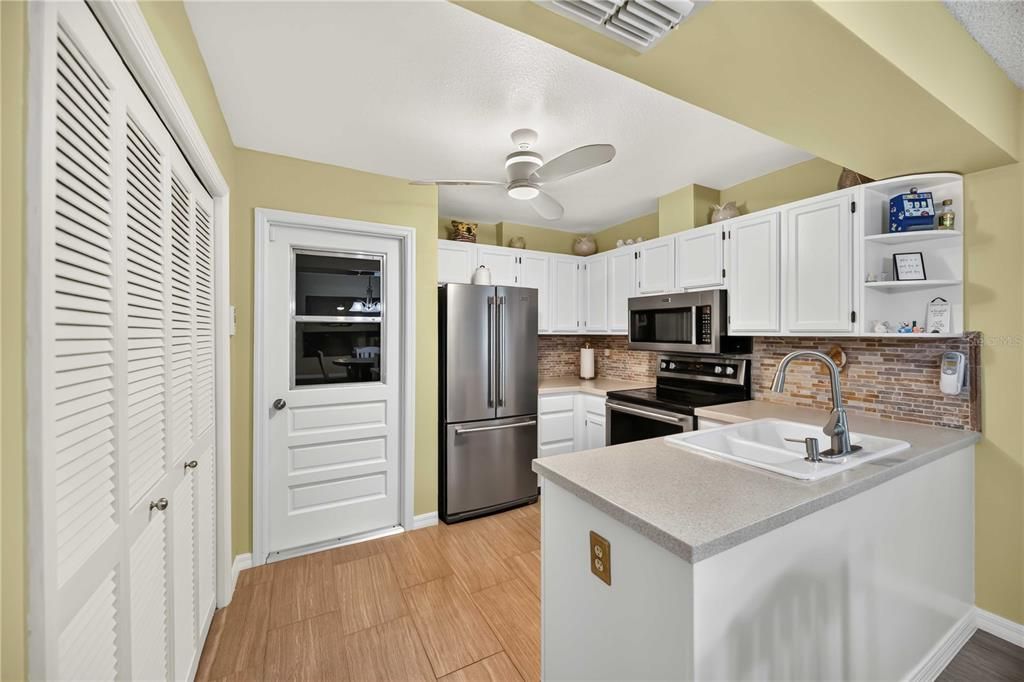 For Sale: $429,999 (2 beds, 2 baths, 1499 Square Feet)