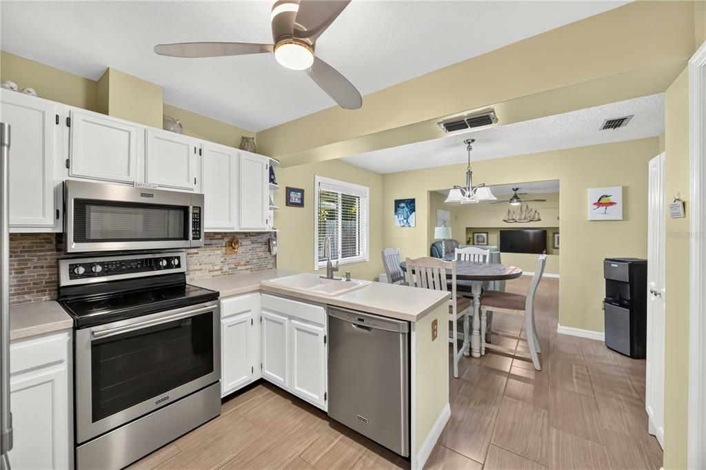 For Sale: $429,999 (2 beds, 2 baths, 1499 Square Feet)