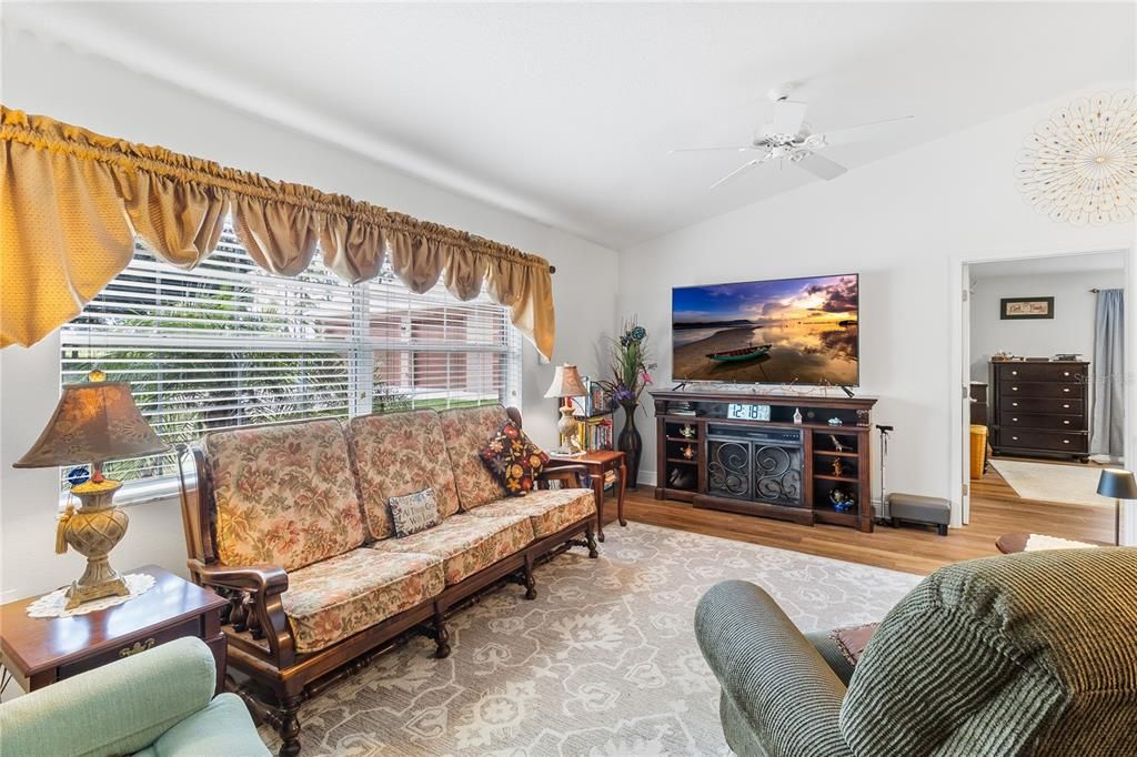 For Sale: $499,900 (4 beds, 2 baths, 2095 Square Feet)