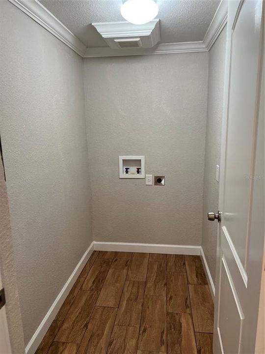 For Rent: $2,400 (3 beds, 1 baths, 1041 Square Feet)