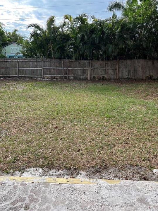 For Rent: $2,400 (3 beds, 1 baths, 1041 Square Feet)