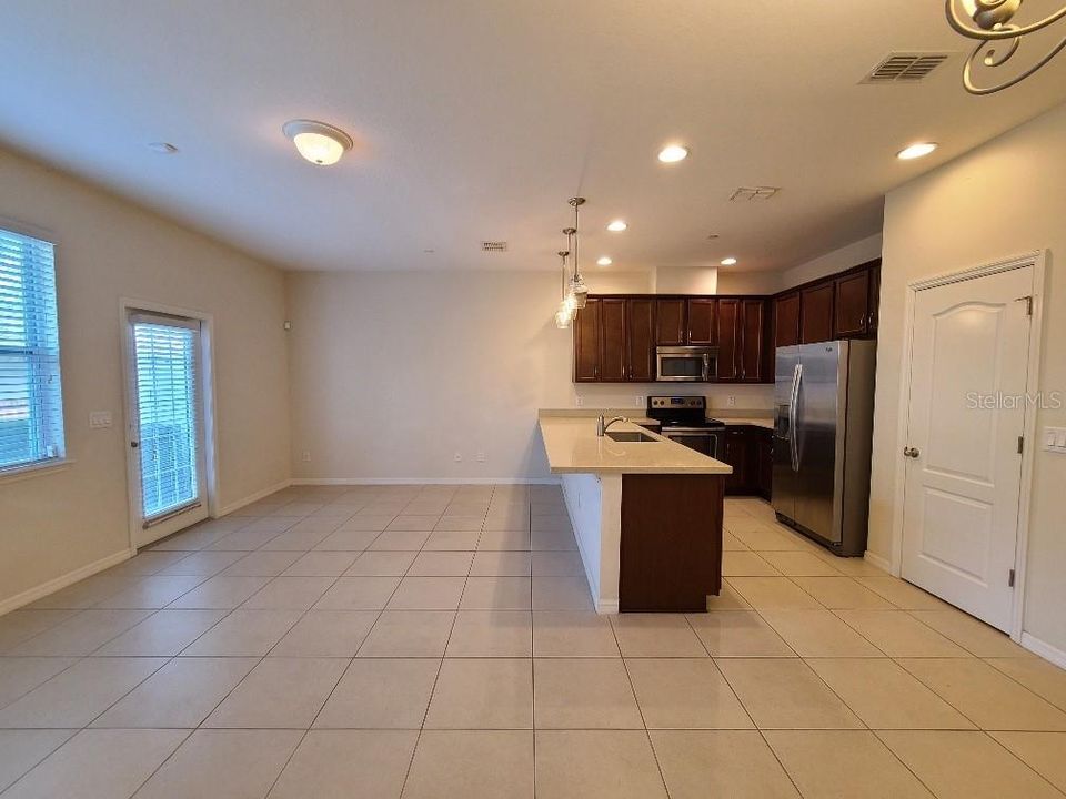 For Rent: $2,100 (3 beds, 2 baths, 1569 Square Feet)