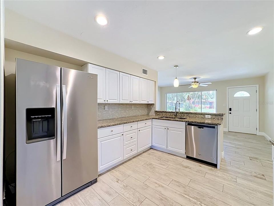 For Sale: $329,000 (2 beds, 1 baths, 888 Square Feet)