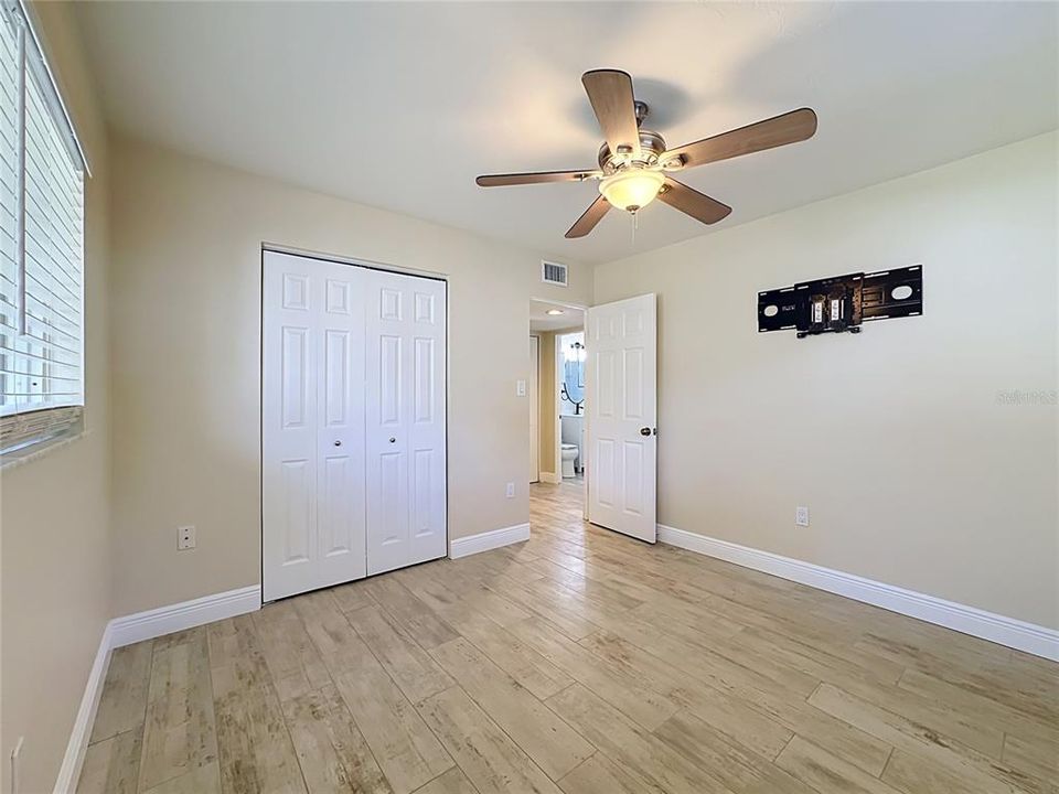 For Sale: $329,000 (2 beds, 1 baths, 888 Square Feet)