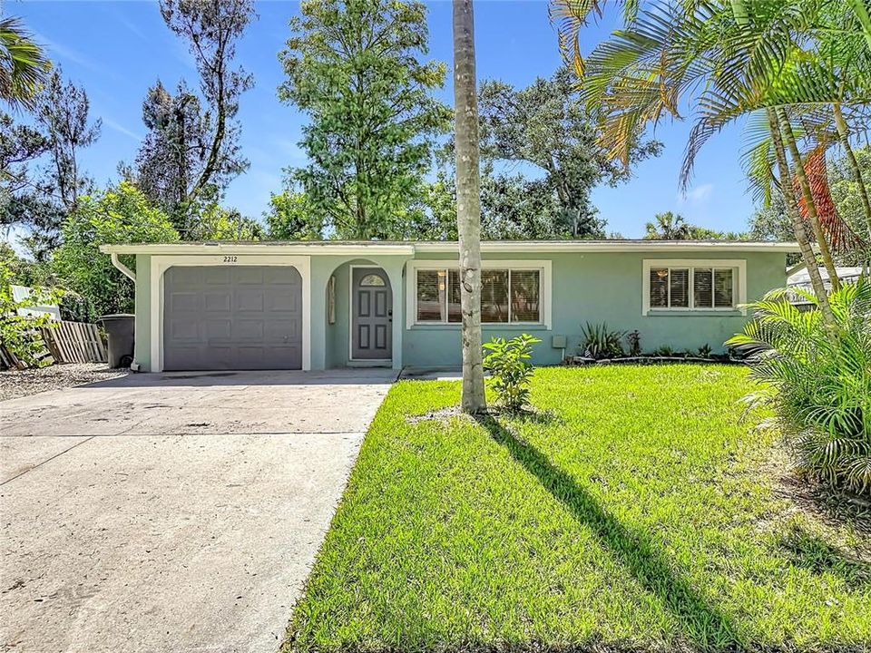 For Sale: $329,000 (2 beds, 1 baths, 888 Square Feet)