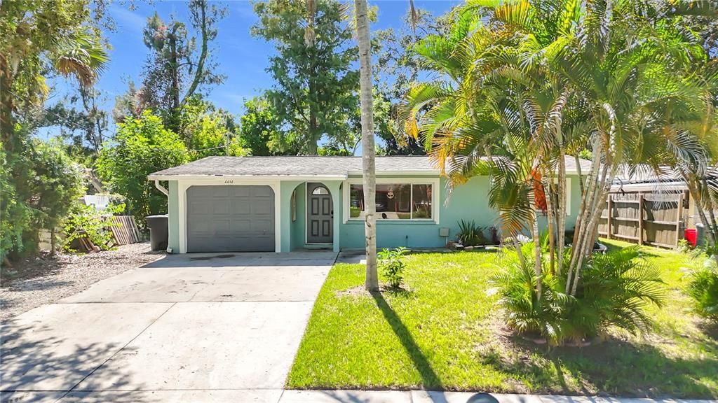 For Sale: $329,000 (2 beds, 1 baths, 888 Square Feet)