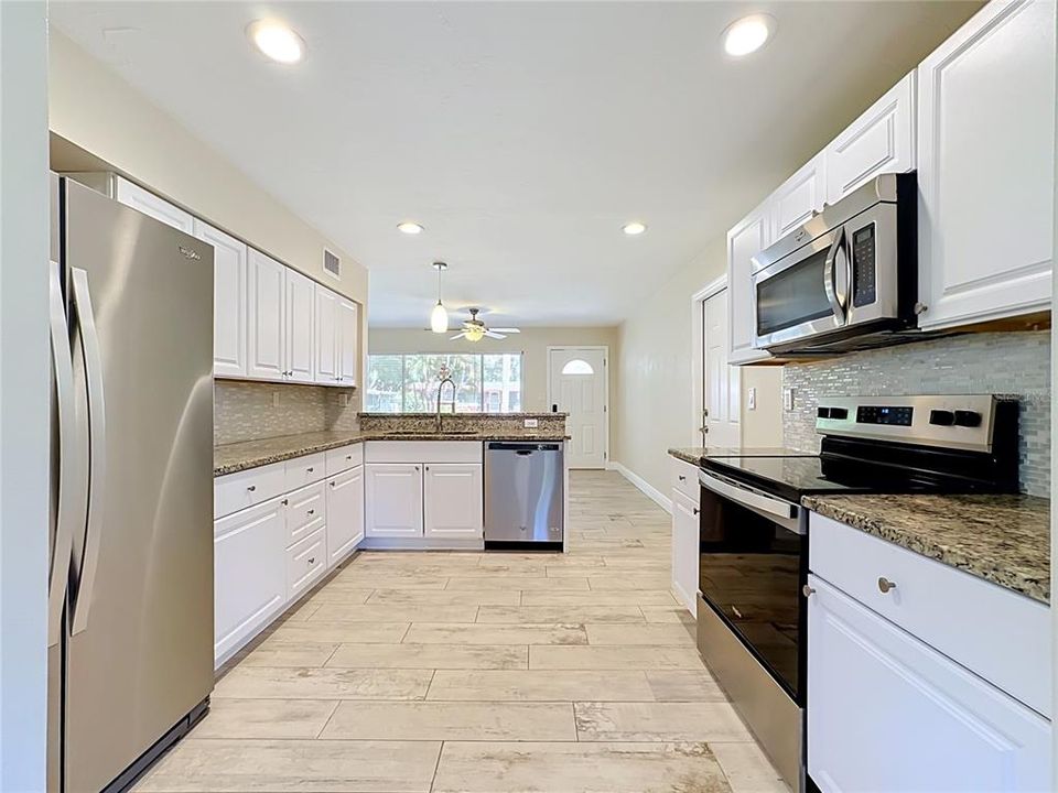 For Sale: $329,000 (2 beds, 1 baths, 888 Square Feet)