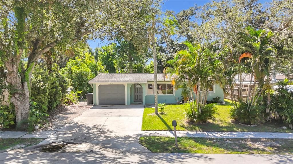 For Sale: $329,000 (2 beds, 1 baths, 888 Square Feet)