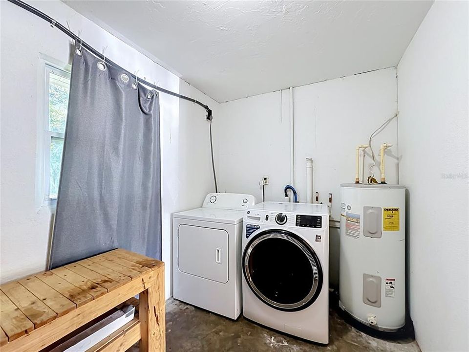 For Sale: $329,000 (2 beds, 1 baths, 888 Square Feet)