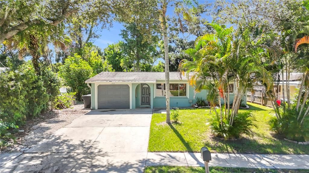 For Sale: $329,000 (2 beds, 1 baths, 888 Square Feet)