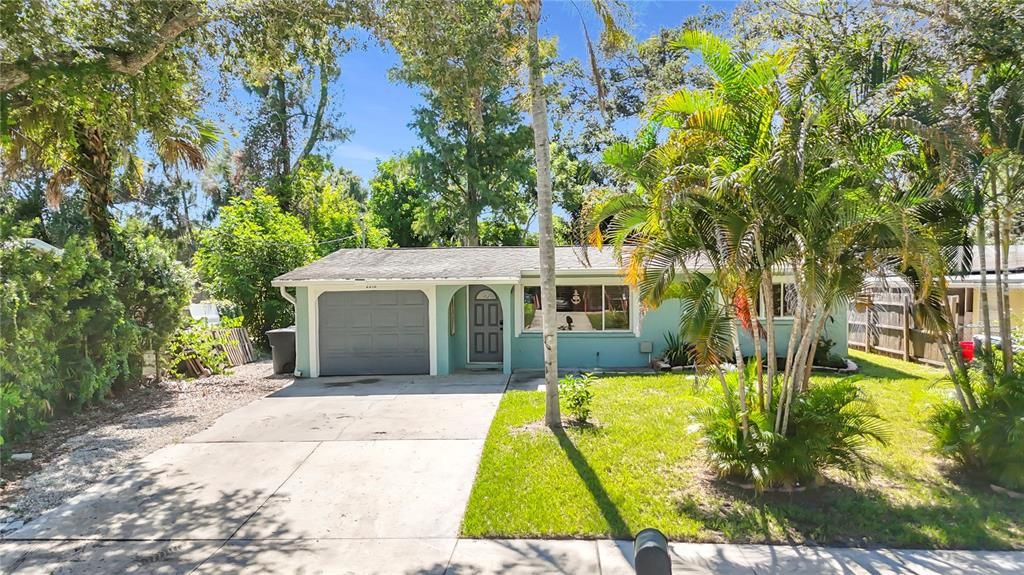 For Sale: $329,000 (2 beds, 1 baths, 888 Square Feet)