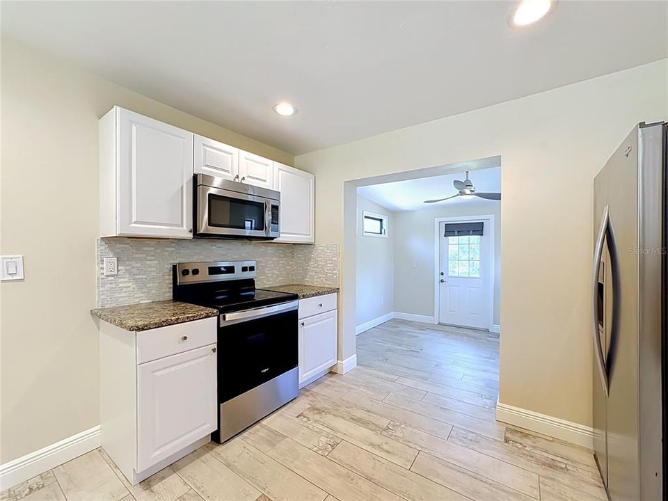 For Sale: $329,000 (2 beds, 1 baths, 888 Square Feet)