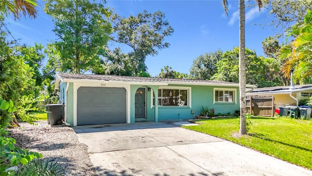 For Sale: $329,000 (2 beds, 1 baths, 888 Square Feet)
