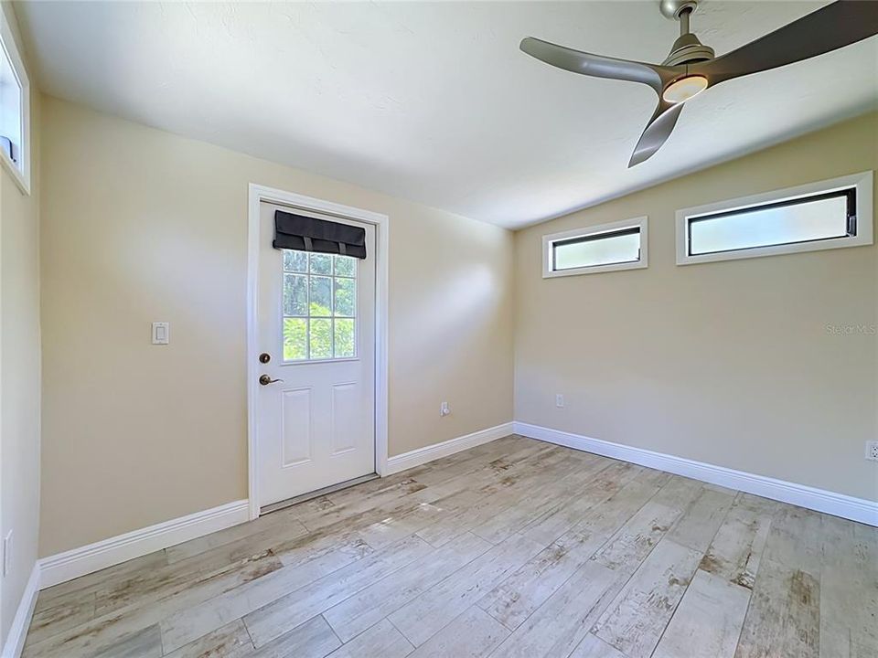 For Sale: $329,000 (2 beds, 1 baths, 888 Square Feet)