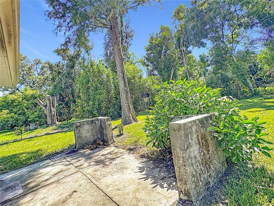 For Sale: $329,000 (2 beds, 1 baths, 888 Square Feet)
