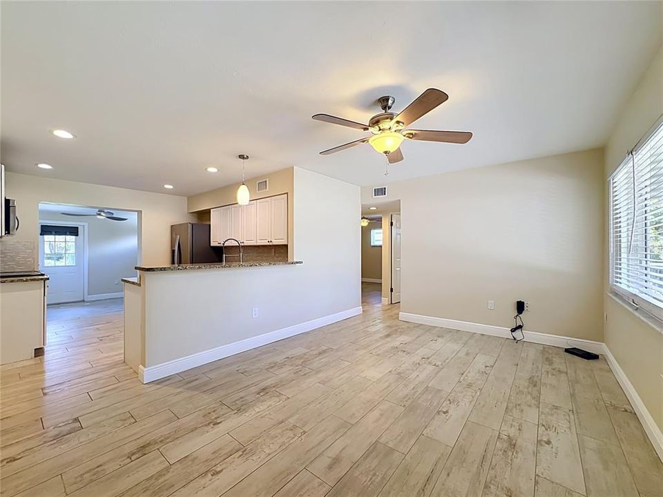 For Sale: $329,000 (2 beds, 1 baths, 888 Square Feet)