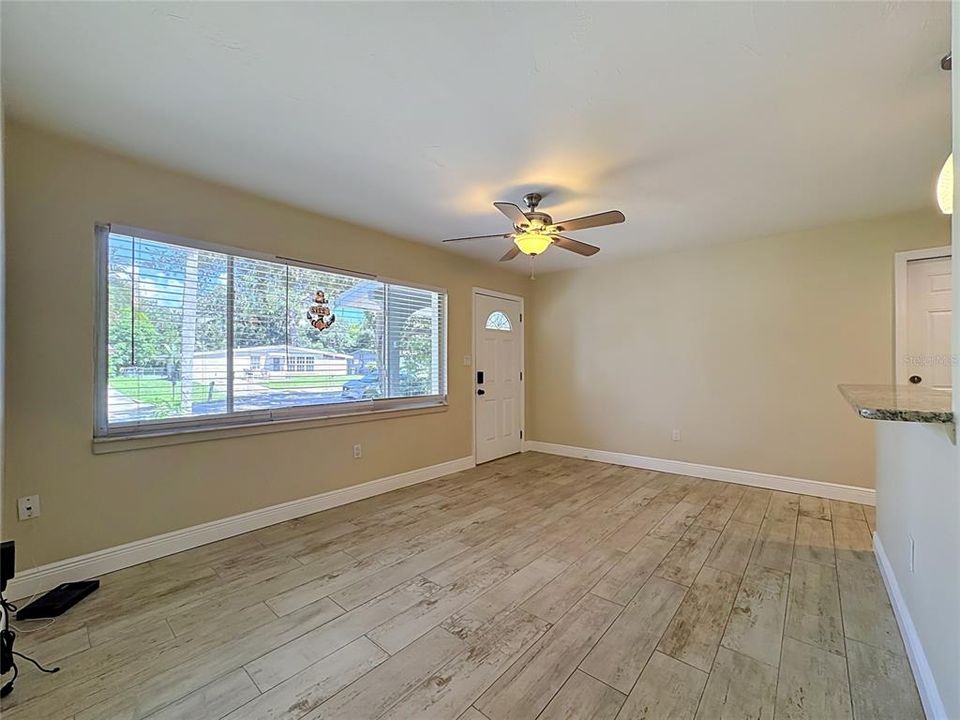 For Sale: $329,000 (2 beds, 1 baths, 888 Square Feet)